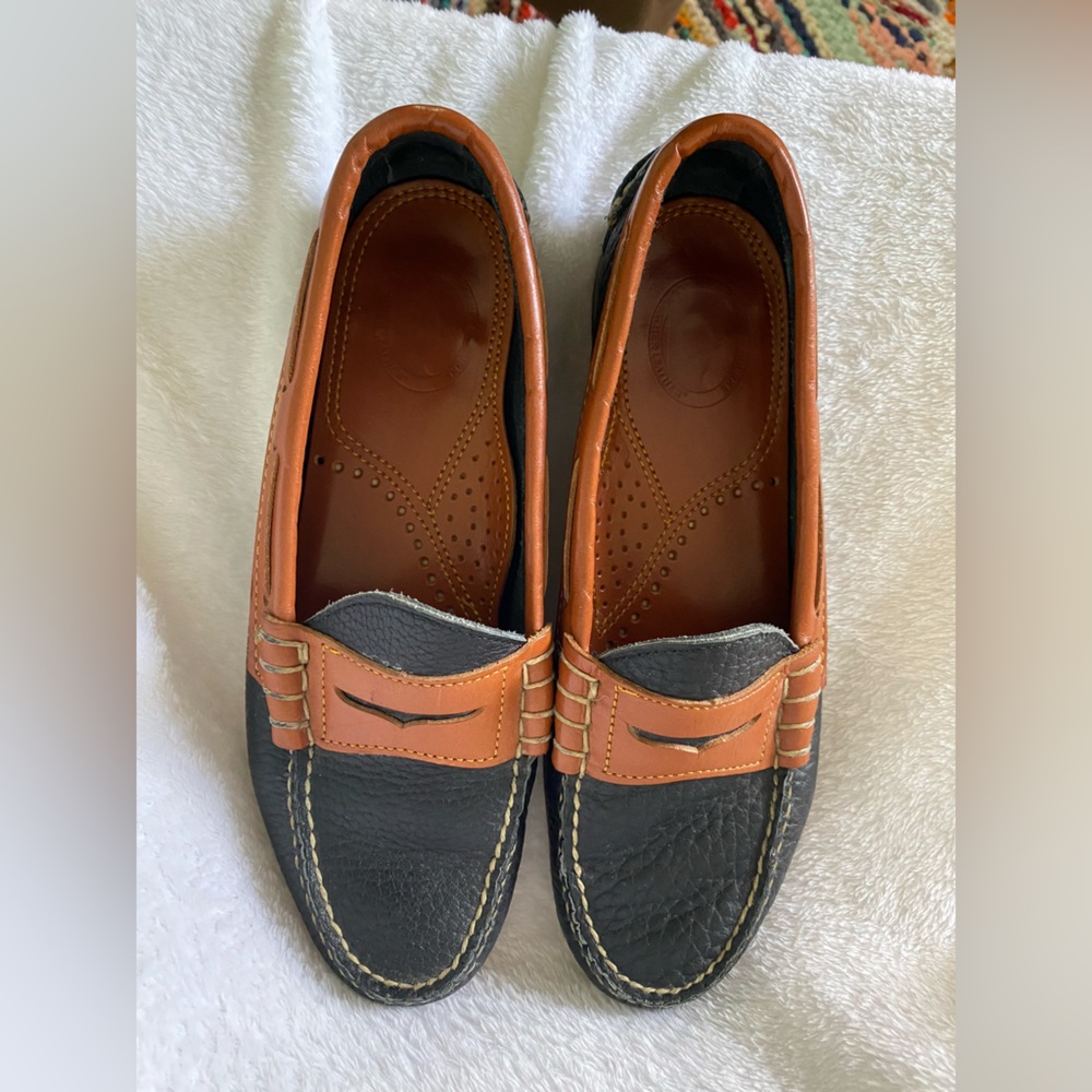Dooney and Bourke Navy and Tan Pebbled Loafers 8.5 Two Tone Driving Moc Flats - Picture 2 of 8